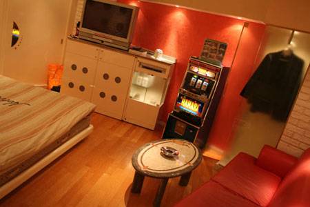 Interior salah satu love hotel (Guardian) Interior salah satu love hotel (Guardian)