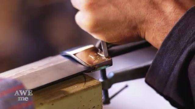 Pembuatan ornamen pada replika Tessaiga.