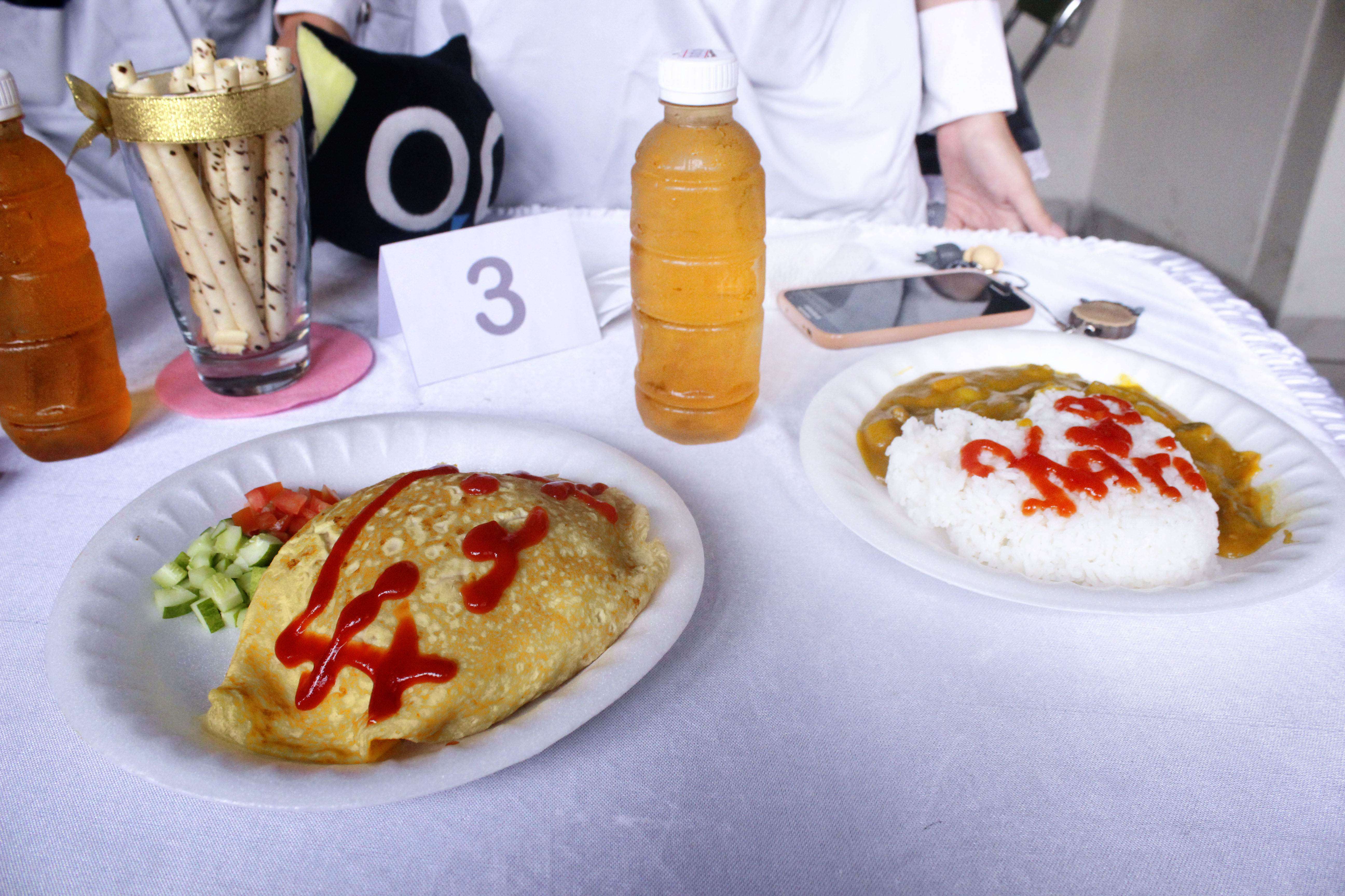 Makanan dan minuman yang sudah dihias oleh maid