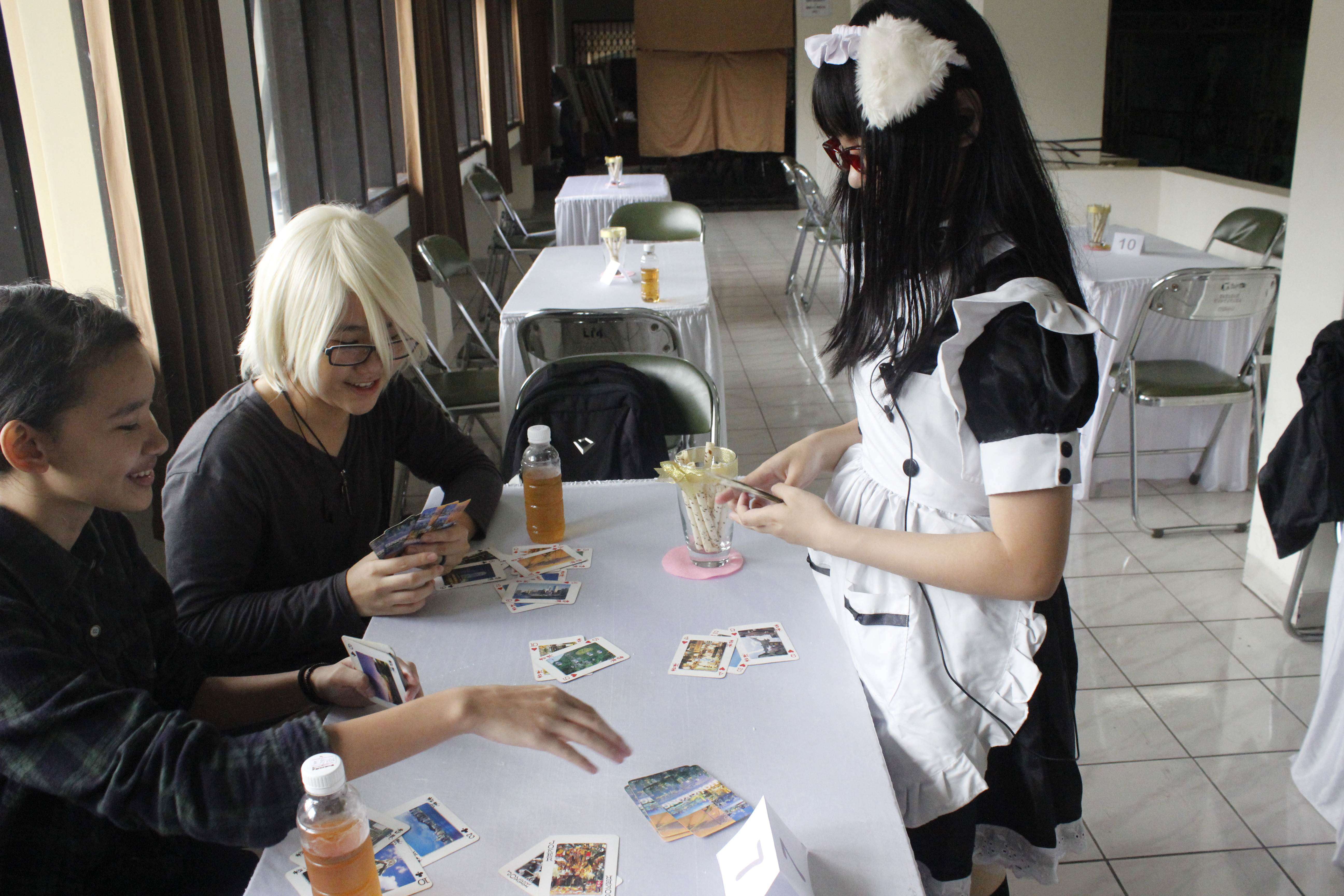 Maid bermain bersama pengunjung