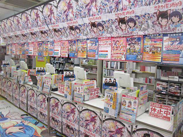 Suasana toko anime Gamers cabang Namba yang dipenuhi poster Nisekoimonogatari