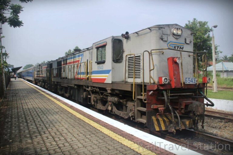 Lokomotif seri YDM4s dengan Kereta Api Ekspress Rakyat