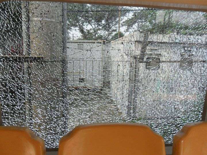 Kaca retak akibat pelemparan batu