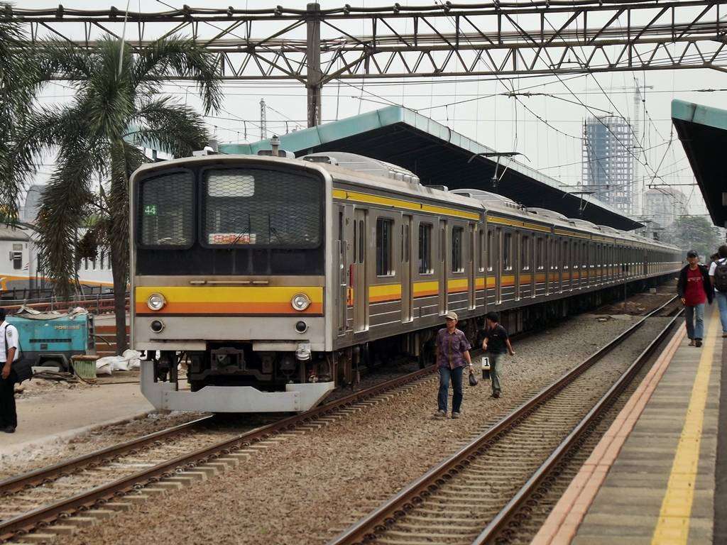 JR 205 di Stasiun Manggarai | Foto Oleh: Fasubkhanali