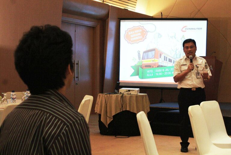 Direktur Teknik PT KCJ, John Roberto saat memberikan jawaban dari pertanyaan audience.