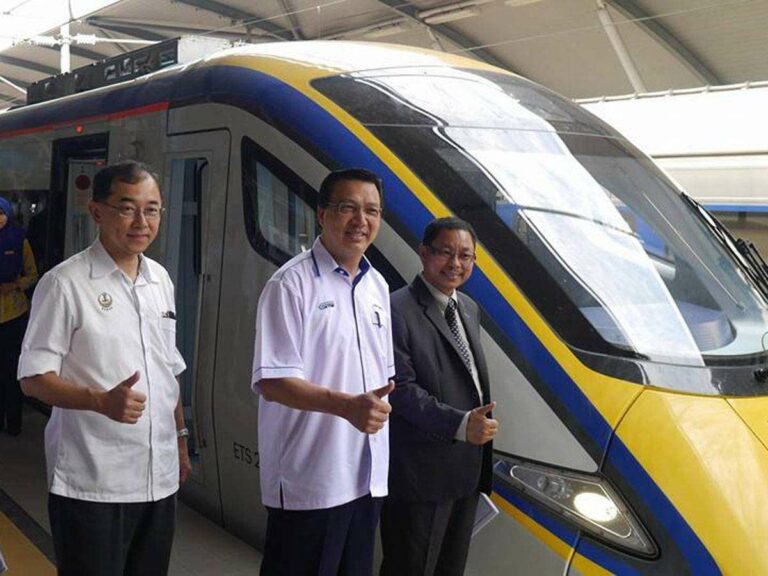 Menteri Transportasi Datuk Seri Liow Tiong Lai (tengah)