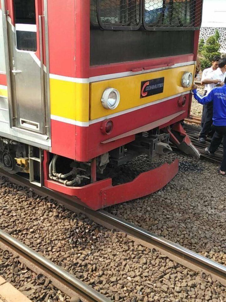 KRL seri 205 rangkaian 205-84F anjlok di stasiun Manggarai, Jakarta (19/8)