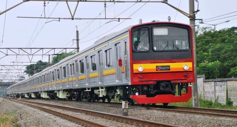 JR 205 Dengan Kombinasi Warna KCJ Dan Nambu Line