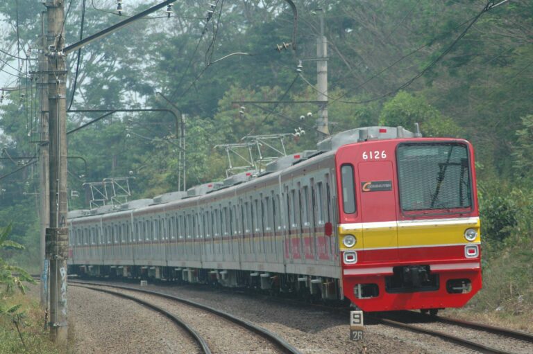 KLB d1/10102, percobaan KRL seri 6000 eks-Tokyo Metro rangkaian 6126F memasuki stasiun Universitas Indonesia (19/8)