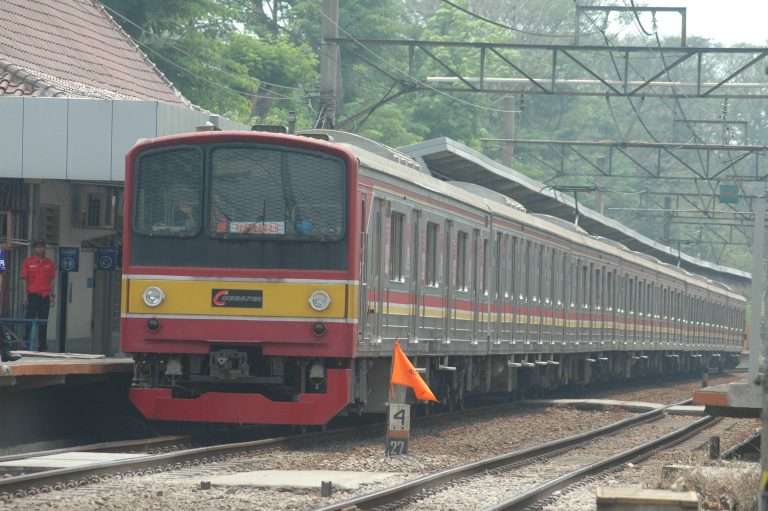 KLB Percobaan d1/10102, KRL seri 205 rangkaian 205-84F melintas stasiun Universitas Indonesia