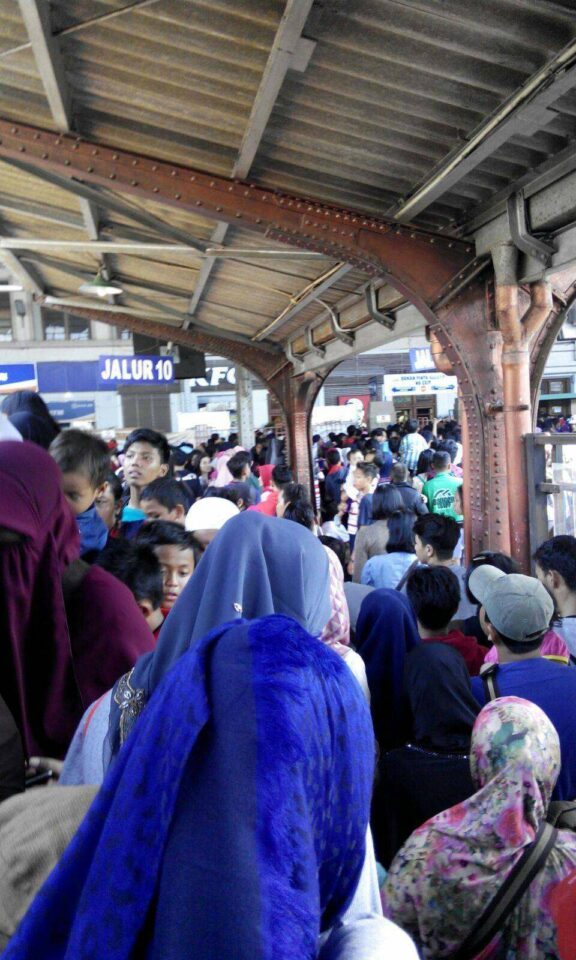 Keramaian di stasiun Jakarta Kota saat berlaku gratis naik KRL | Foto: Fitri Yani