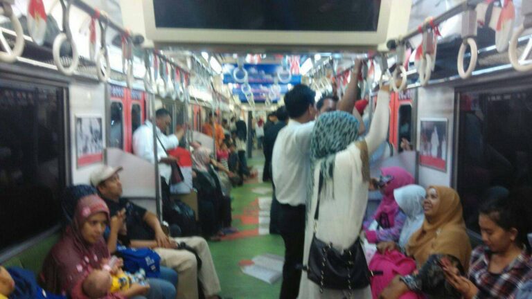 Suasana dalam KRL tematik 205-59, rangkaian 205-30F, KA 1198