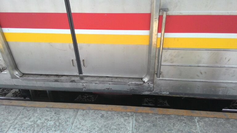 Penambalan pada bagian bawah pintu yang rusak akibat benturan dengan tiang sinyal