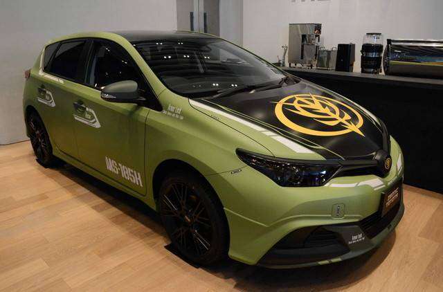 Mobil Toyota Auris II dengan tema MS Zaku