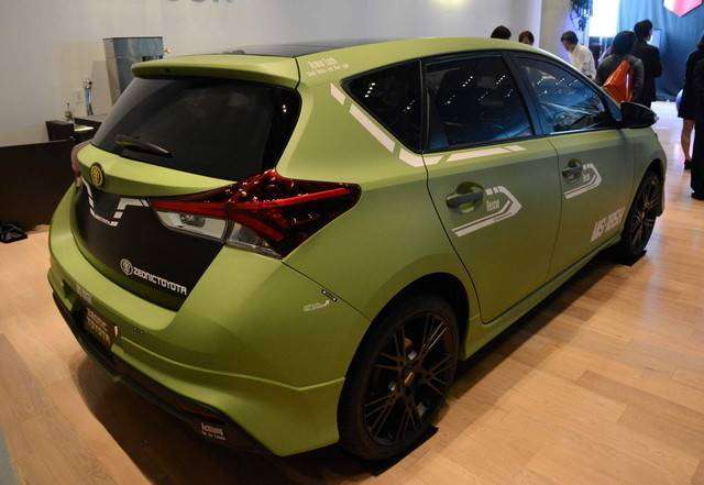 Mobil Toyota Auris II dengan tema MS Zaku