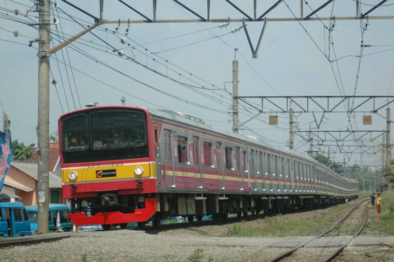 Uji coba perdana KRL seri 205 dengan formasi 12 kereta, rangkaian 205-120F (HaE 12), 13 Mei 2015