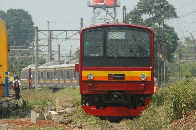 KRL seri 205 eks Nambu dengan formasi 2 trainset (12 kereta), rangkaian 205-28F + 205-86F (NaHa H44 + H2), disimpan di Balai Yasa Manggarai, Jakarta Selatan