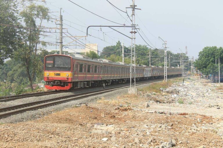 KRL seri 205 dengan formasi 10 kereta, beroperasi sejak 5 Maret 2014