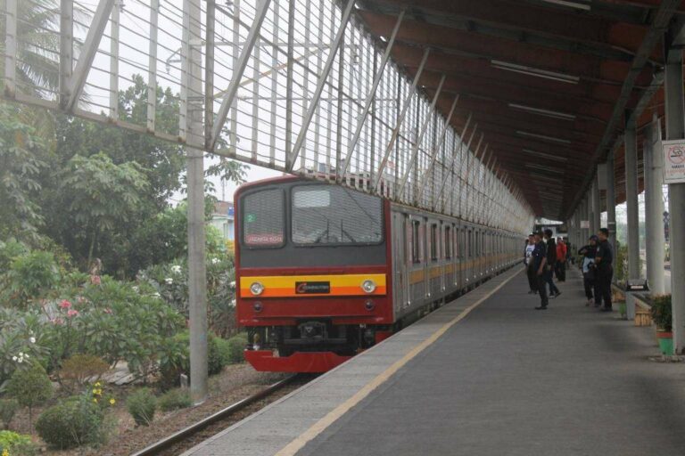 KRL seri 205 dengan formasi 12 kereta, memasuki stasiun Depok