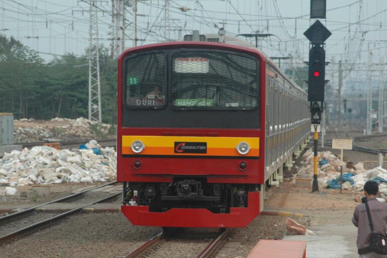 Turun sebagai rangkaian pengganti, KRL seri 205 eks jalur Nambu sukses menjalani debutnya di Jabodetabek