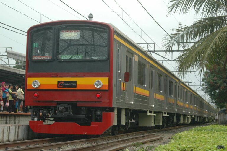 KRL seri 205 rangkaian 205-132F (NaHa 11) di stasiun Duri