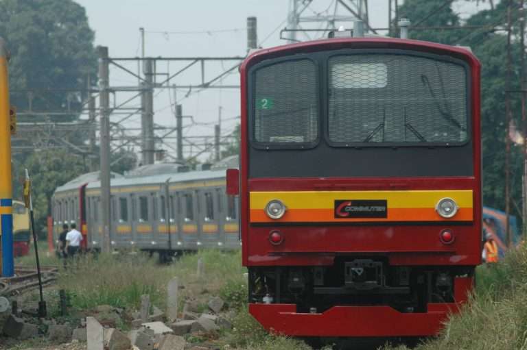 KRL seri 205 dengan formasi 12 kereta