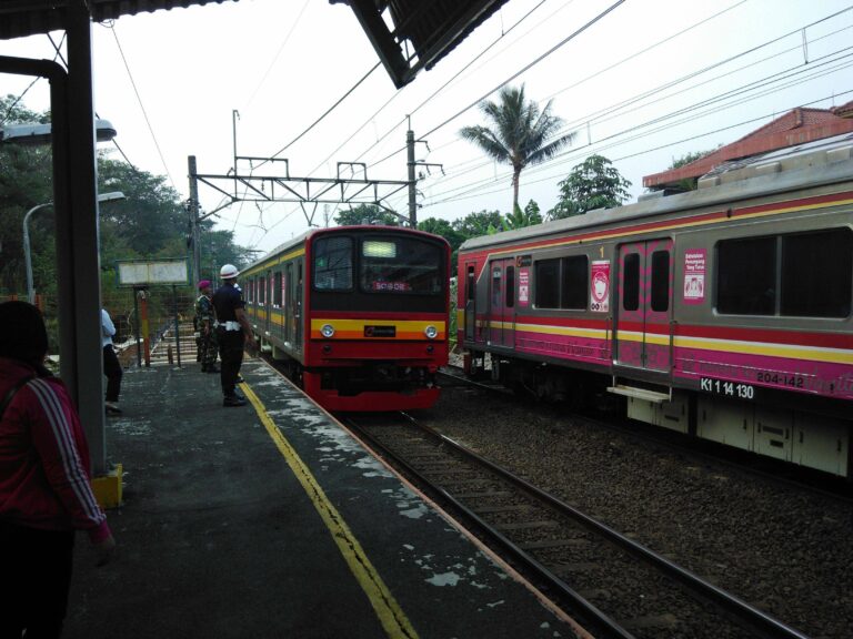 KRL sf 12 memasuki stasiun Universitas Indonesia.