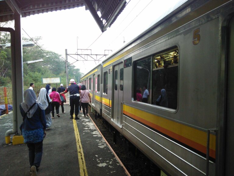 Kereta 12 tidak mendapatkan peron, sedangkan kereta 11 mendapatkan peron.