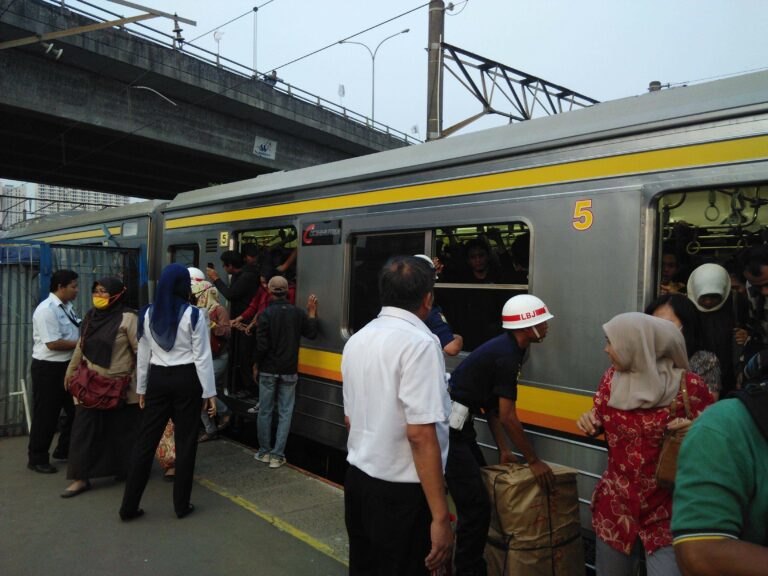 Penumpang kereta 11 dan 12 yang turun di stasiun Depok Baru.
