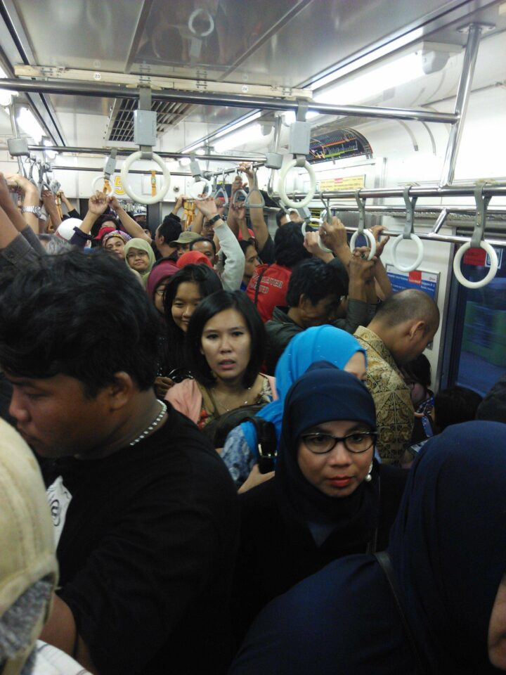 Beramai-ramai menghindari kereta tanpa peron.