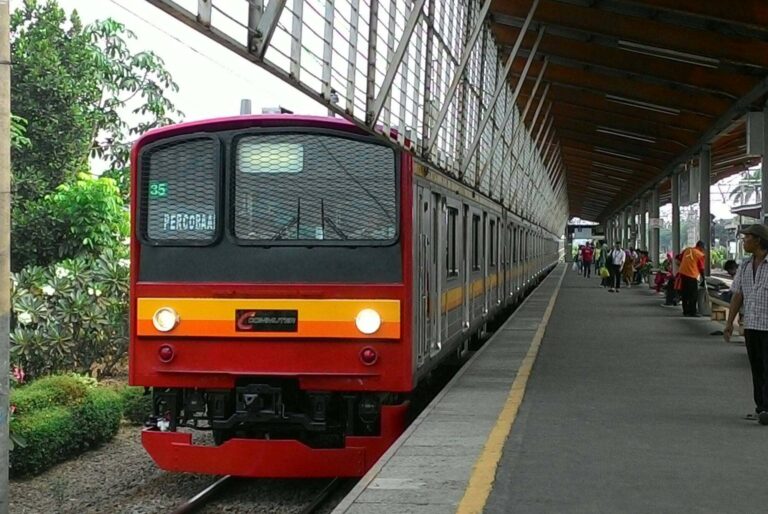 KLB 3, KRL seri 205 rangkaian 205-19F + 205-28F (NaHa H35 + H44) memasuki stasiun Depok