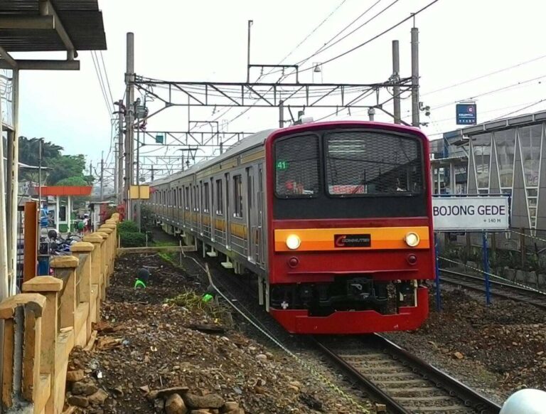 KLB 1, KRL seri 205 rangkaian 205-24F + 205-25F (NaHa H40 + H41) memasuki stasiun Bojonggede