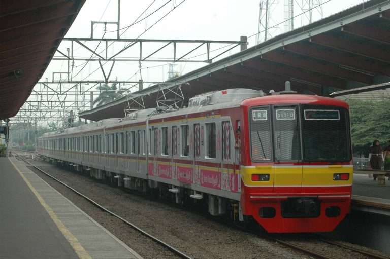 KLB percobaan KRL seri 05 - 05110F meninggalkan stasiun Depok menuju Depo KRL Depok