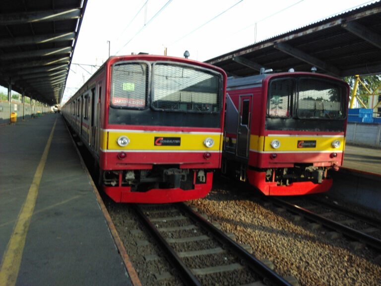 KRL JR 205 set 204-85 dan 204-74 di stasiun Bekasi
