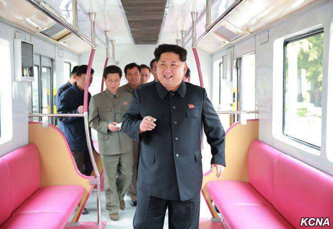 Pemimpin Korea Utara, Kim Jong Un sedang menginspeksi kereta