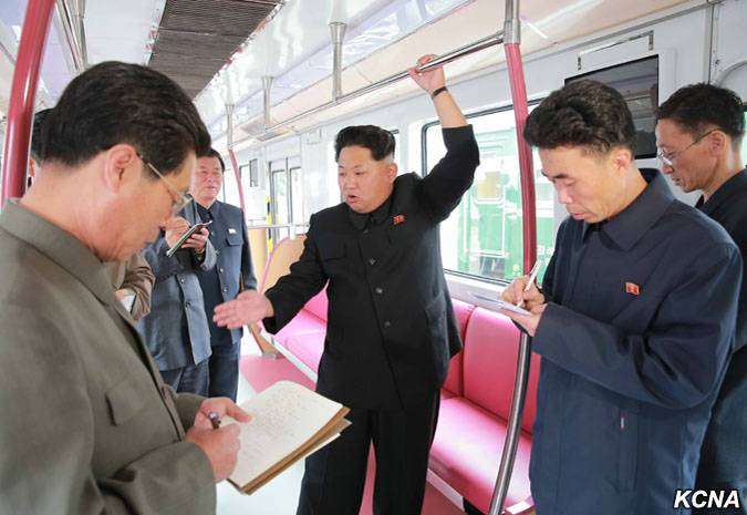 Kim Jong-Un bersama pejabat Korea Utara menginspeksi interior kereta