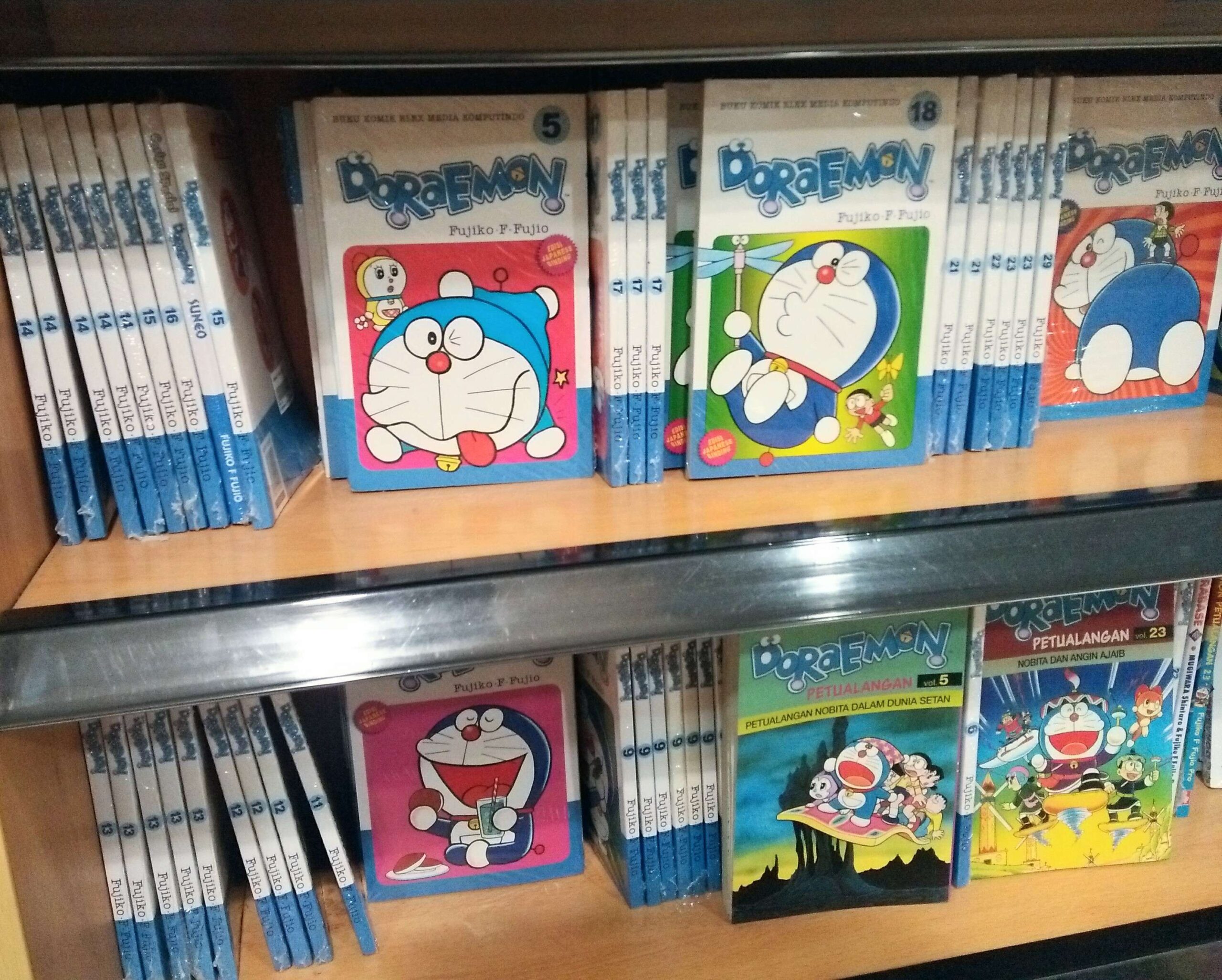One of the earliest manga published in Indonesia, "Doraemon" still on print after two decades. (Author's photo)
