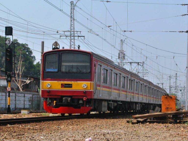 JR 205 dengan livery khas KCJ