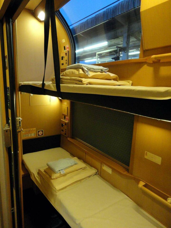 Kategori Single Twin pada KRL seri 285