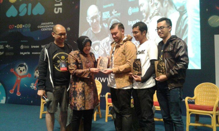 Yansen Kamto (CEO Kibar), Tri Rismaharini (Walikota Surabaya), Sunny Gho (Managing Director Stellar Labs) dan Dennis Adishwara (CEO Layaria) berfoto bersama pada peluncuran Komik Suryaraka