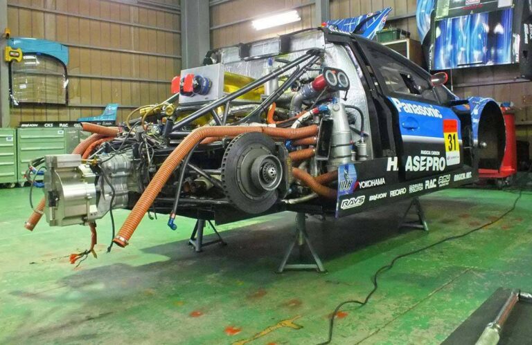 Toyota Prius versi GT300 memiliki mesin yang ditempatkan di bagian tengah, berbeda dengan versi produksinya yang memiliki mesin yang ditempatkan di bagian tengah