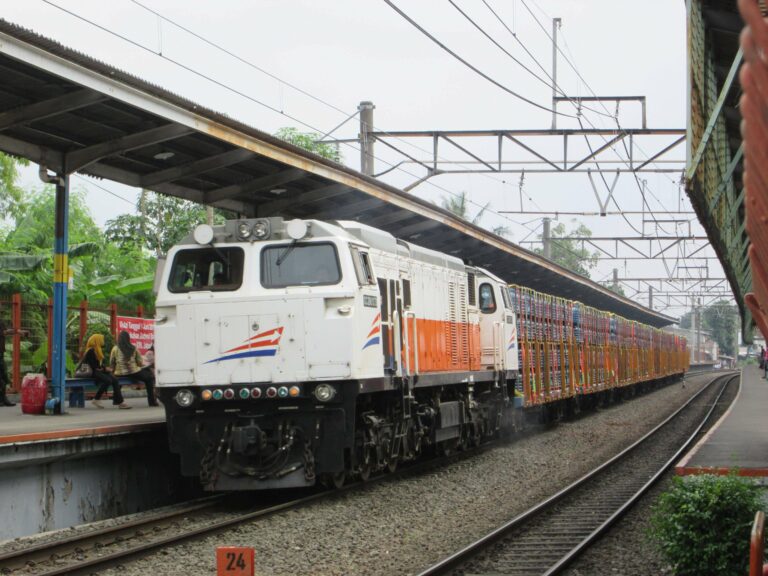 KA Barang Angkutan Air Mineral Relasi Jakarta Gudang - Cicurug P.P. (19/6/14)