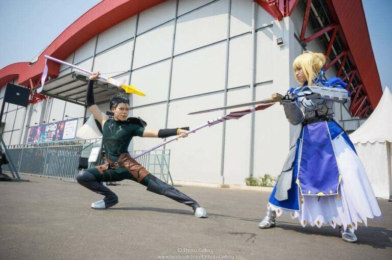 Lancer dan Saber sedang bertarung di acara AFAID 2015. Gak ada tempat lain untuk bertarung ya? xD