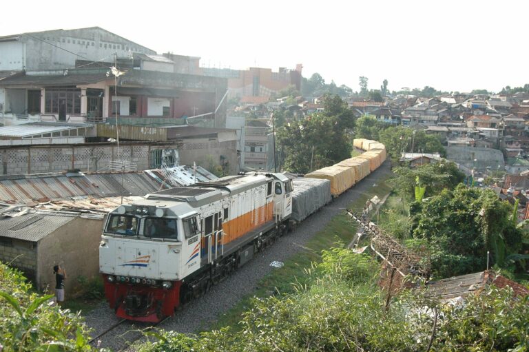KA Barang Angkutan Semen Relasi Nambo-Depok-Cisaat P.P. (5/7/15)