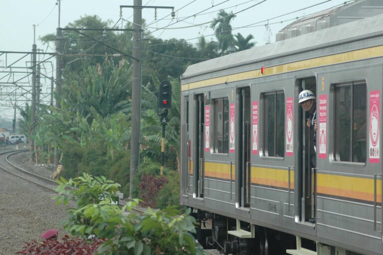 Satu kereta paling depan tidak mendapatkan peron di stasiun Depok
