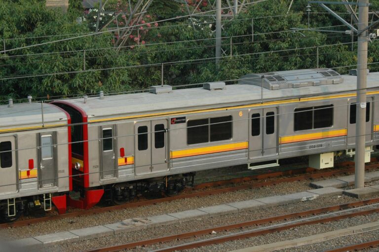 KRL Seri 205 eks-JR East Nambu, rangkaian NaHa H7+H8 di dipo KRL Depok, Jawa Barat
