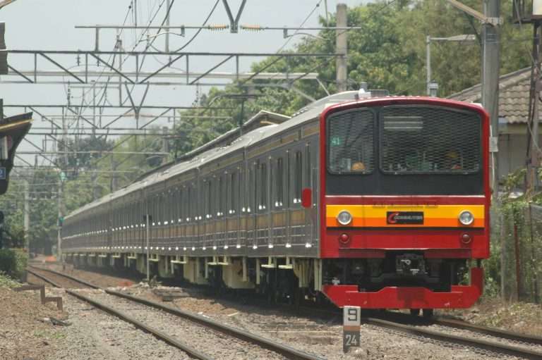 KLB d1/11114, Uji coba operasi KRL seri 205 eks-JR East Nambu, rangkaian NaHa H40+H41, Melintas stasiun Universitas Pancasila