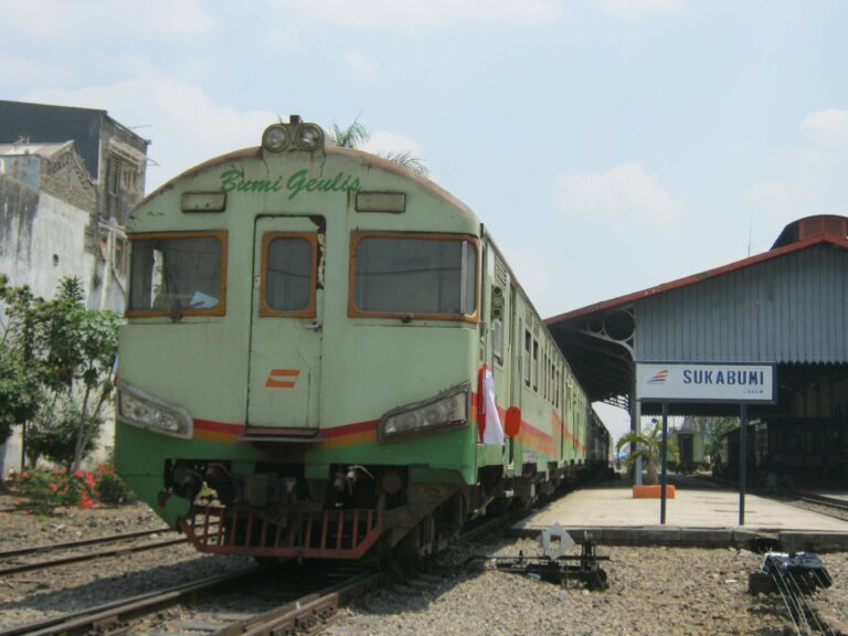 KRD Bumi Geulis di stasiun Sukabumi semasa masih beroperasi, (16/8/12)