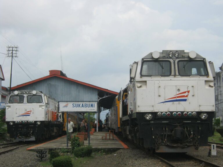 KA Pangrango/Siliwangi di Stasiun Sukabumi