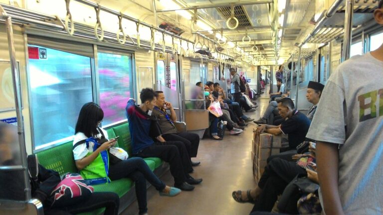 Suasana di dalam KRL formasi 12 kereta diluar jam sibuk